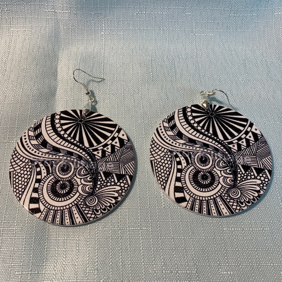 Hand Crafted Jewelry - NWT Handmade Black & White Round Pierced Earrings